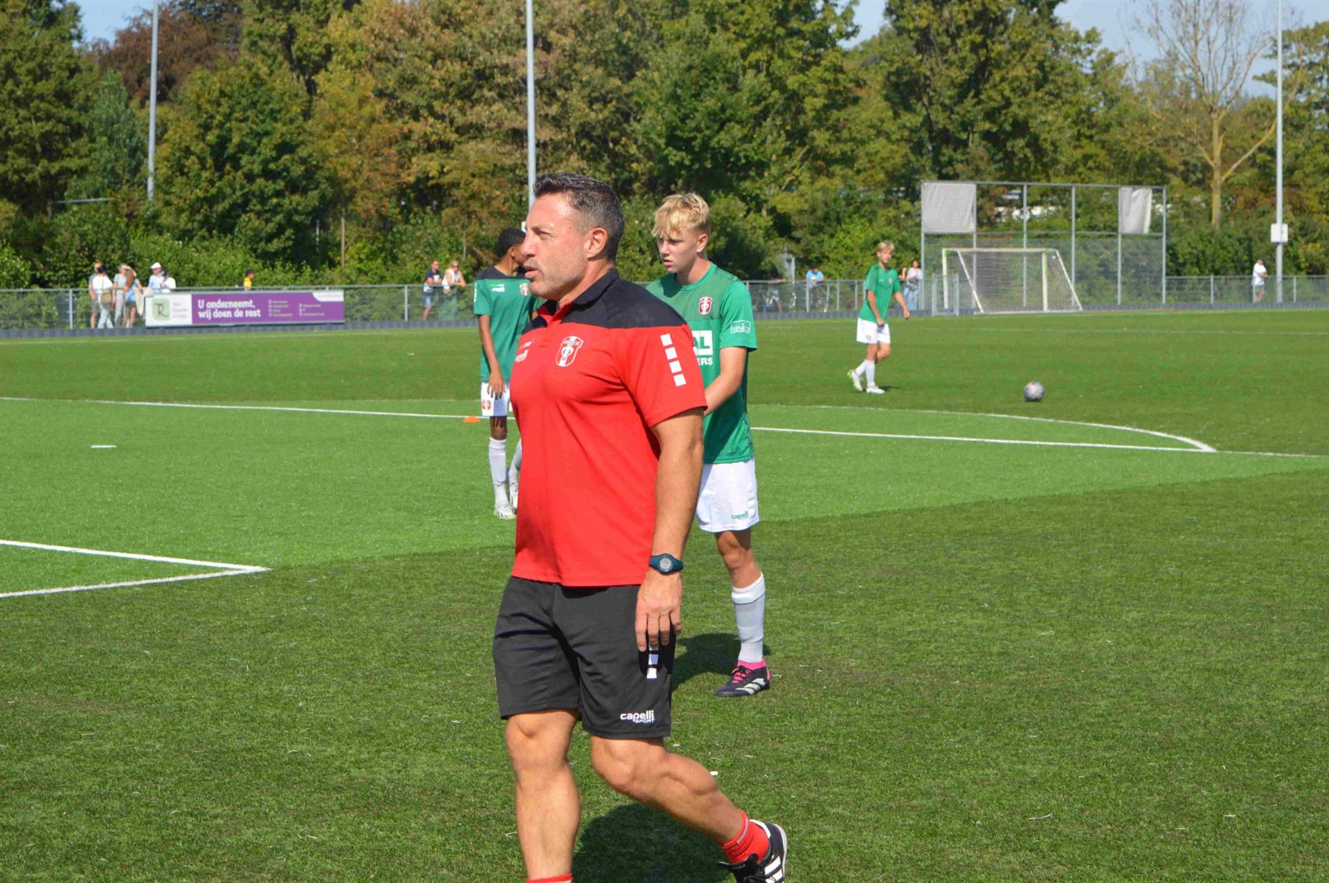 Remco Schol als trainer langs het veld